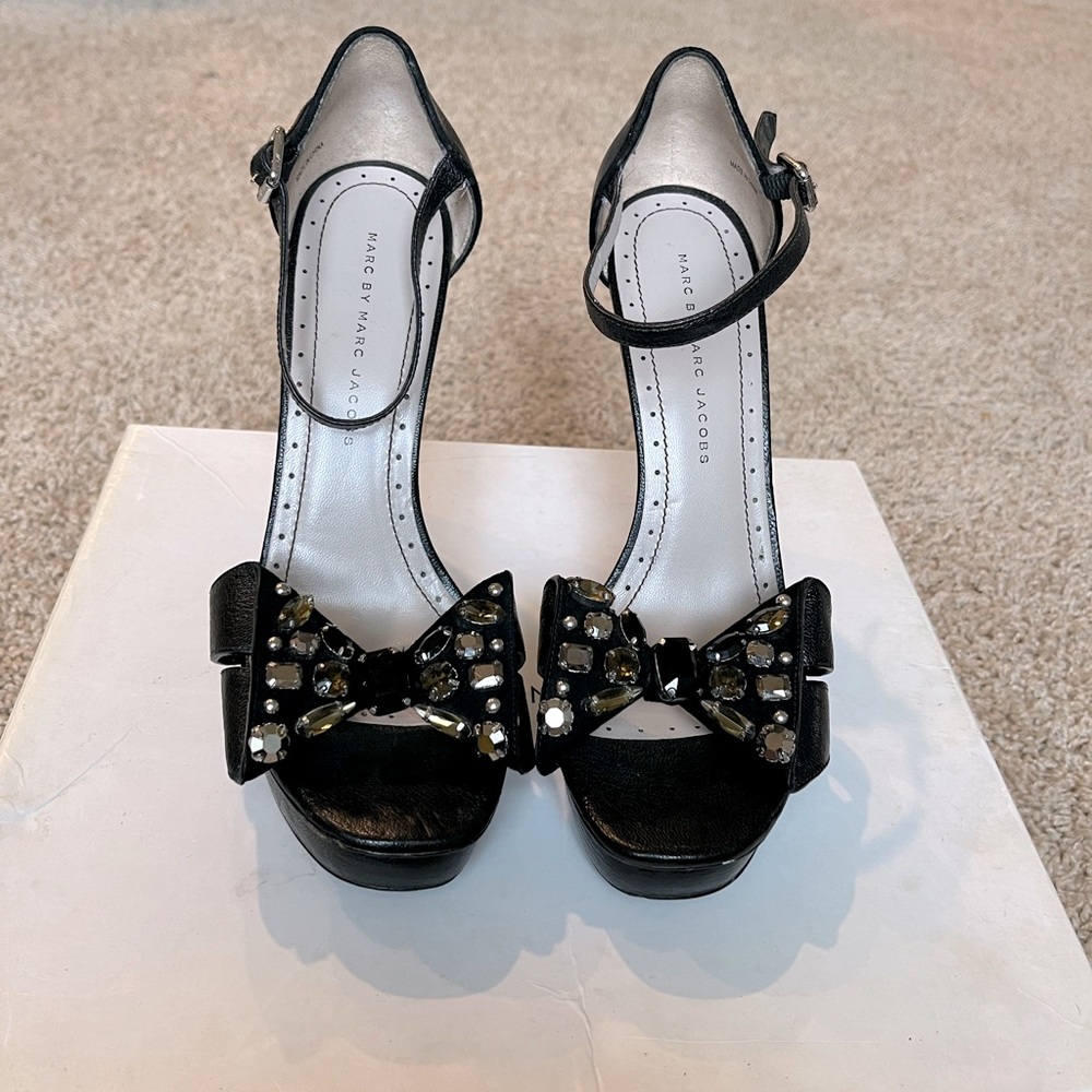 MARC BY MARC JACOBS CRYSTAL BOW SANDALS